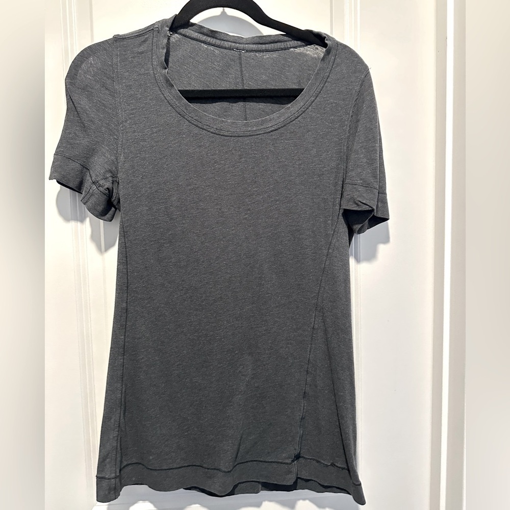 lululemon dark gray Tee t-shirt short sleeve size M / 8 Soft A159